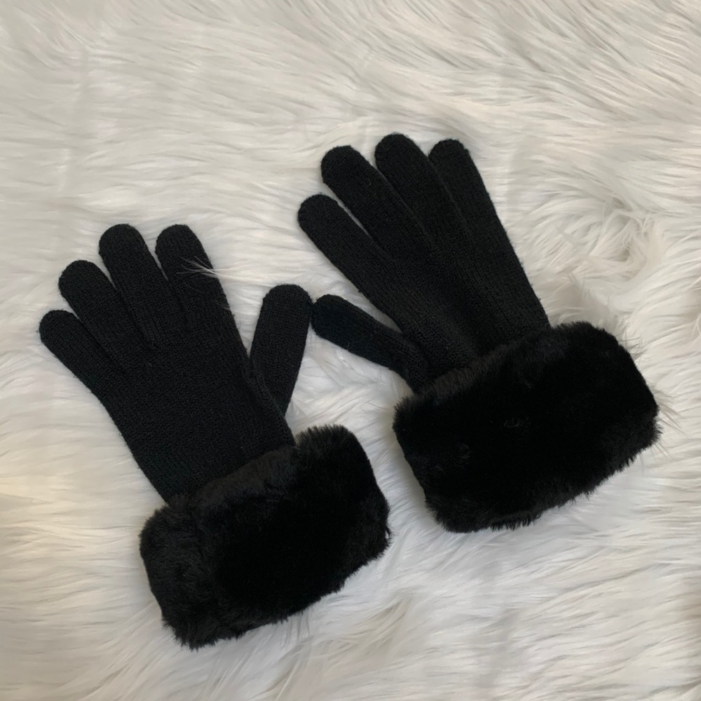 Women’s black knit gloves - Small